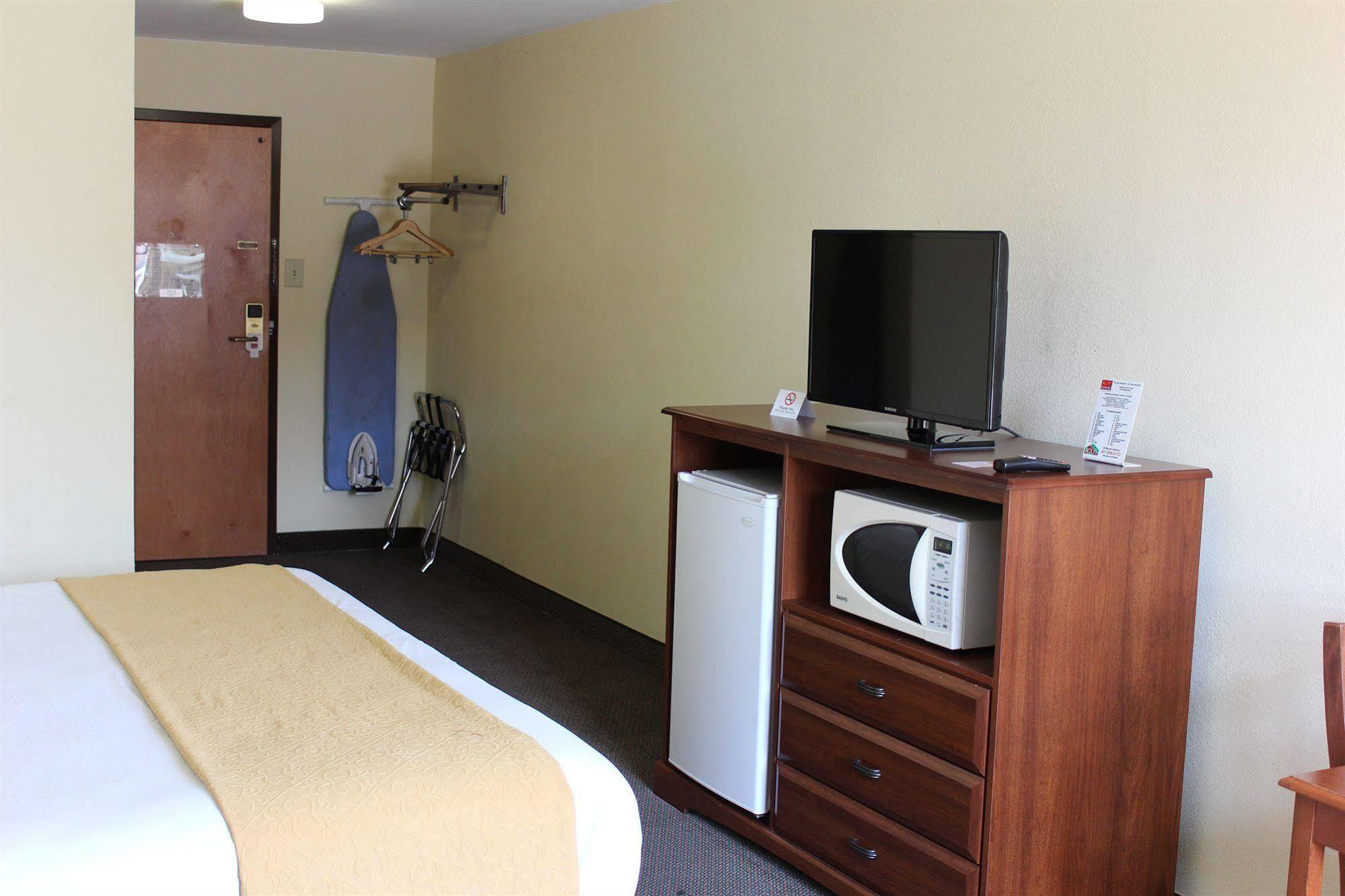 Econo Lodge Andrews Afb Clinton Buitenkant foto